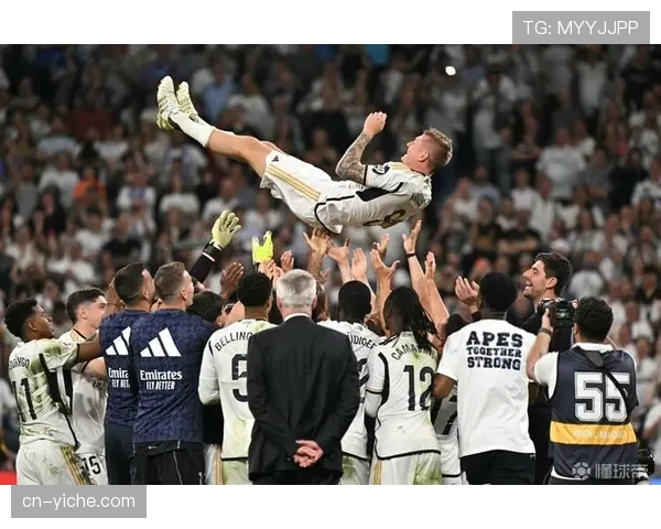 特写:告别战?克罗斯在伯纳乌赛后向看台长时间致意 特写:告别战?克罗斯在伯纳乌赛后向看台长时间致意